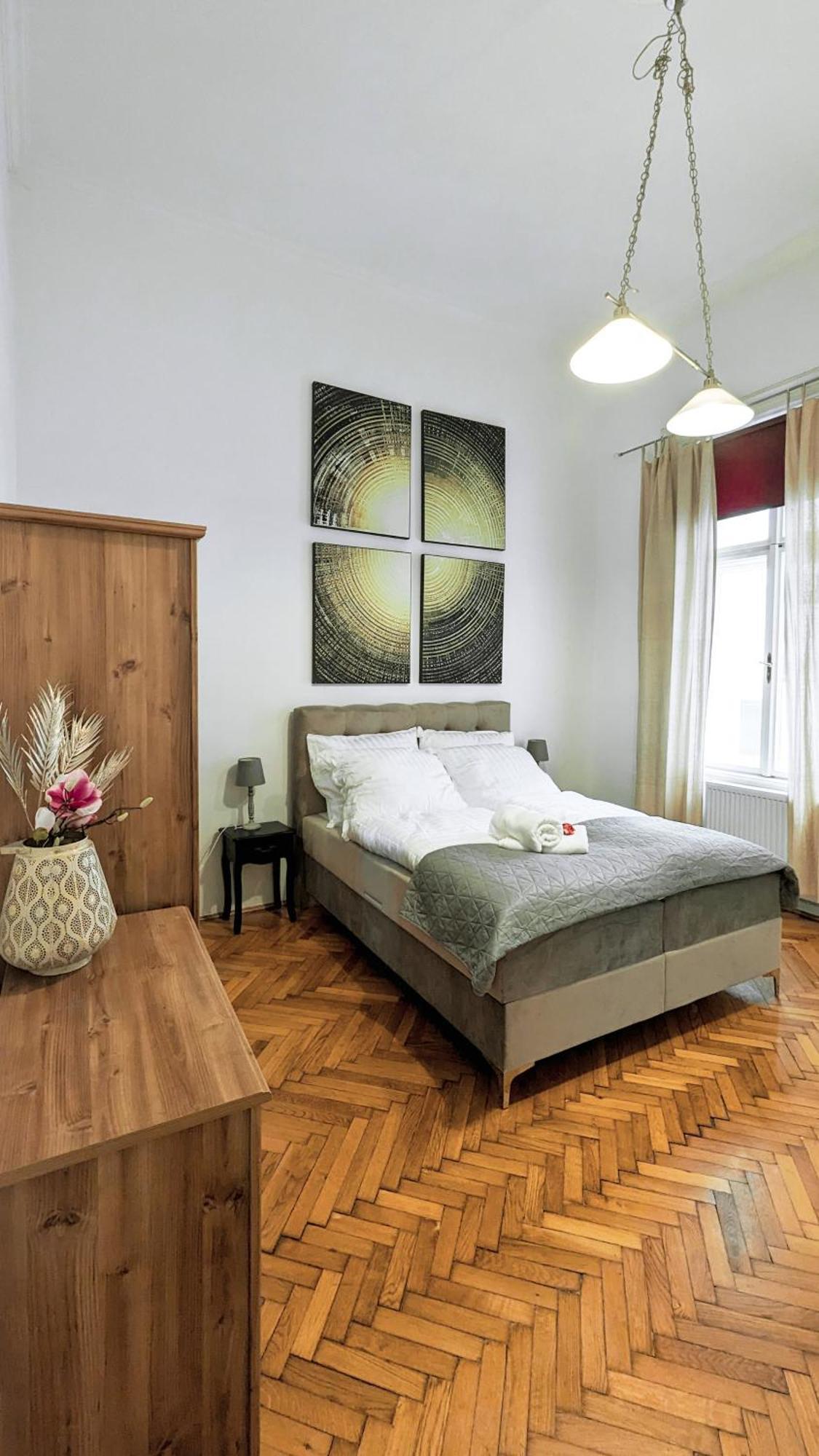 Heart Of The City, Entire Very Big Apartment Budapest Eksteriør billede